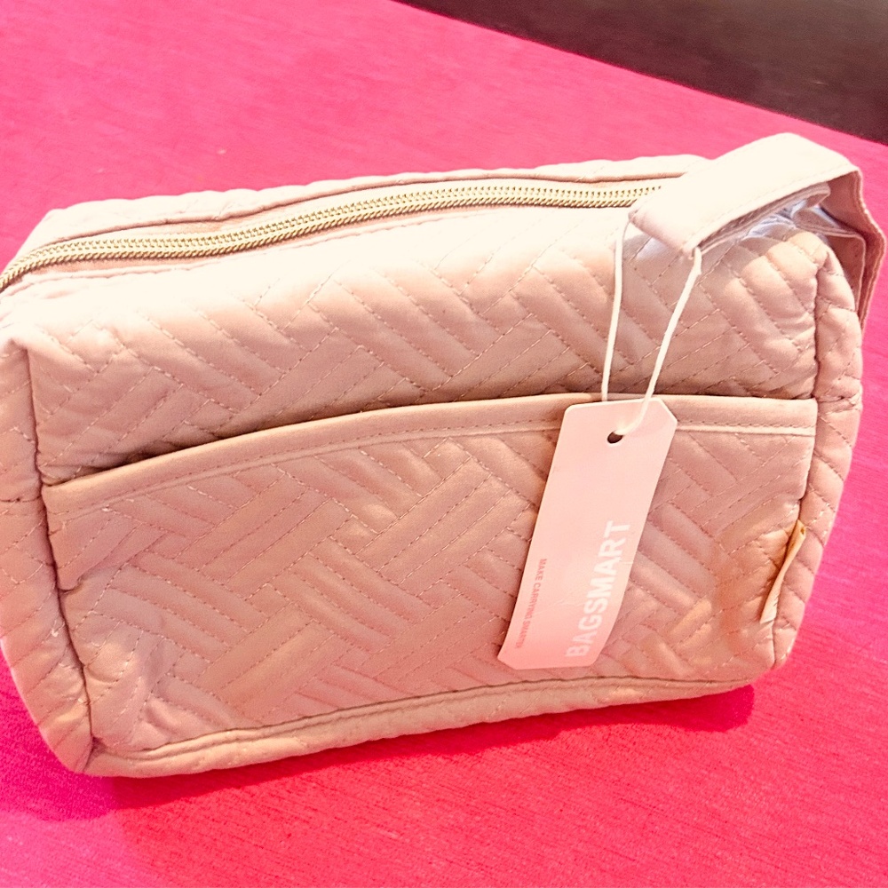 Bagsmart Soft pink Travek organizer, pouch wristlet.NWOT